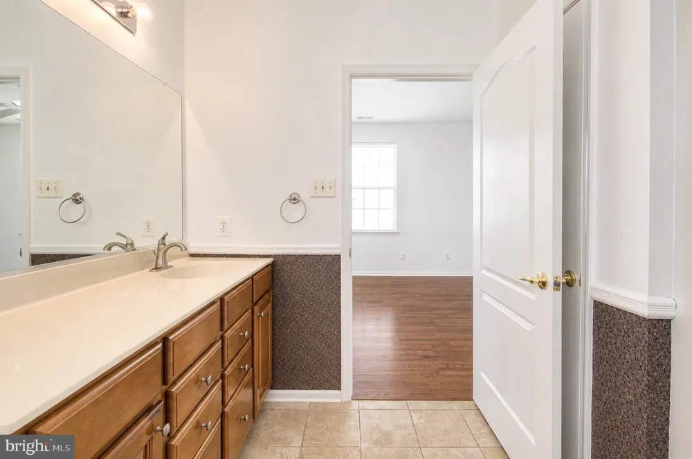 3 E DEHART AVENUE Clayton, NJ 08312
