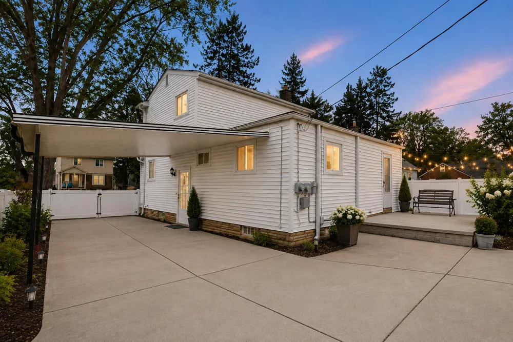 11920 Cavell Street Livonia, MI 48150