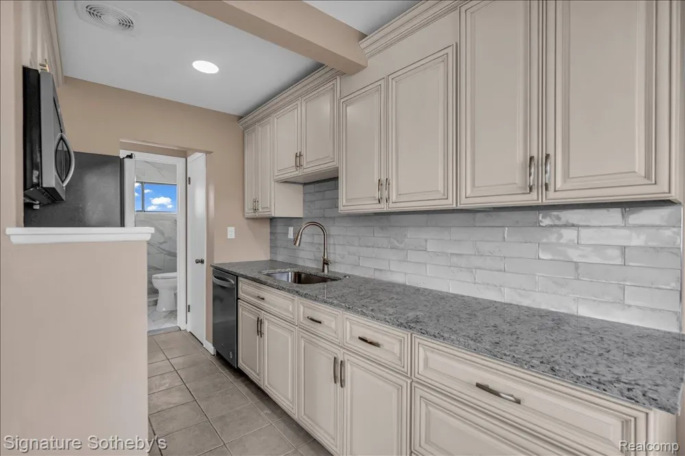 141 Ardmore Drive Ferndale City, MI 48220