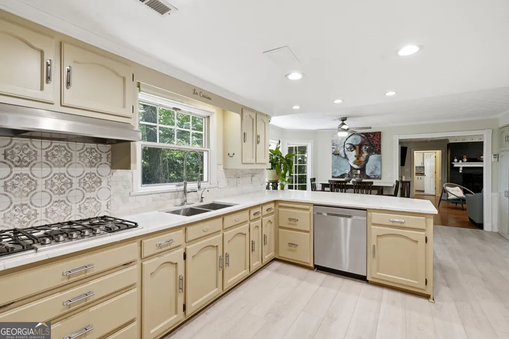 5027 Castlewood DR SW Lilburn, GA 30047