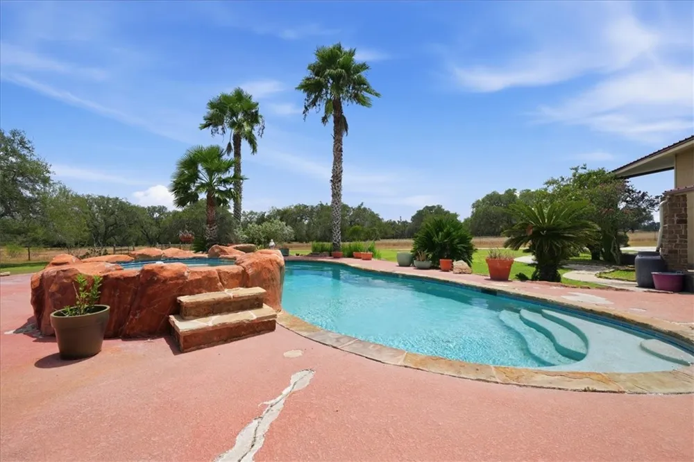 4885 County Road 329 Beeville, TX 78102
