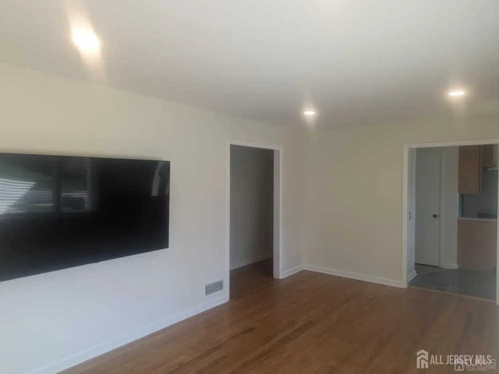 6 Hillside Avenue Jamesburg, NJ 08831
