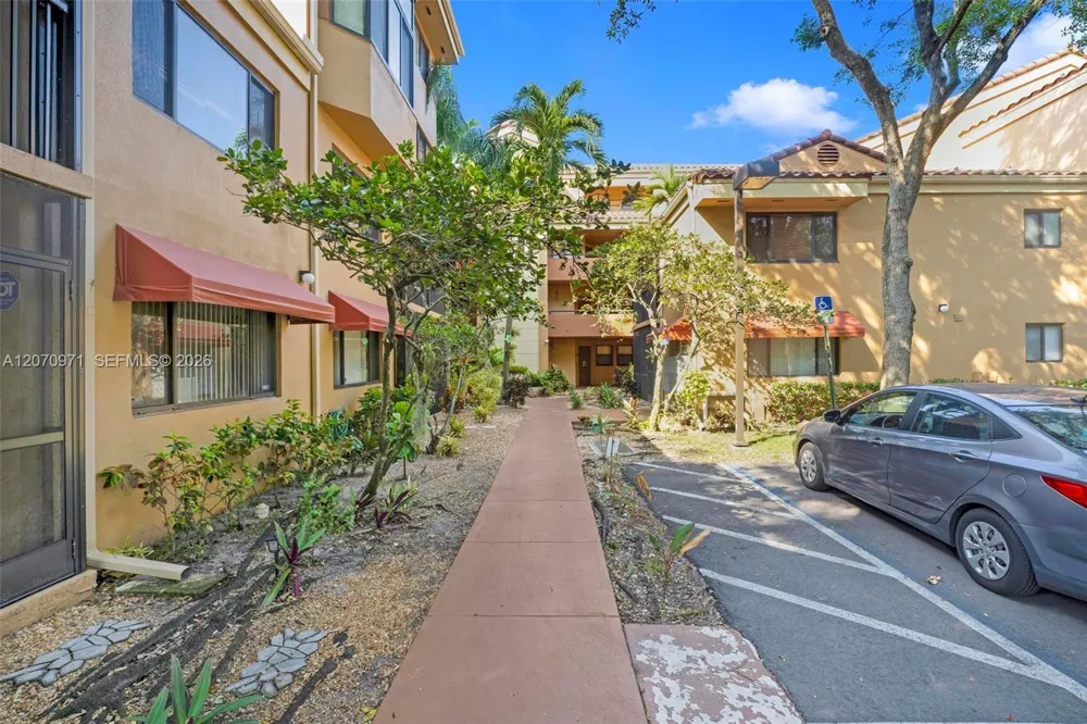 15545 Miami Lakeway N #106 Miami Lakes, FL 33014