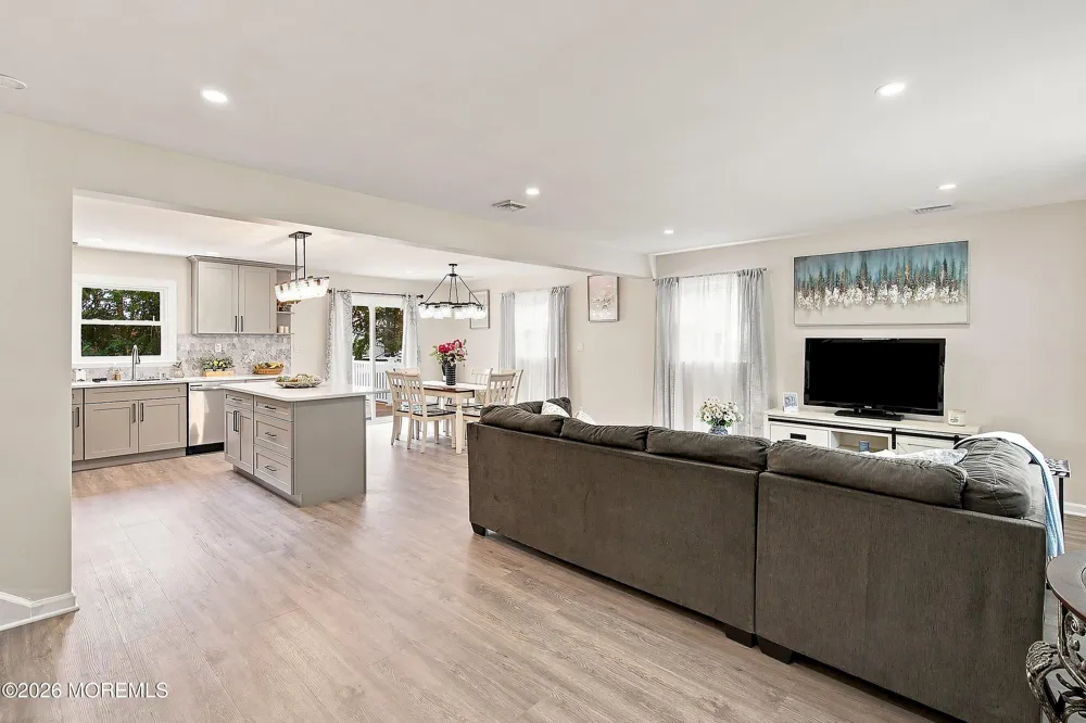 13 Glencourt Avenue Edison, NJ 08837