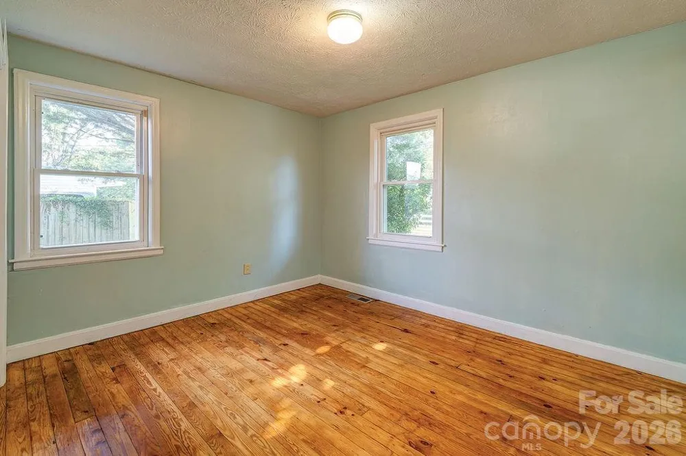 4 La Rue Street Asheville, NC 28806