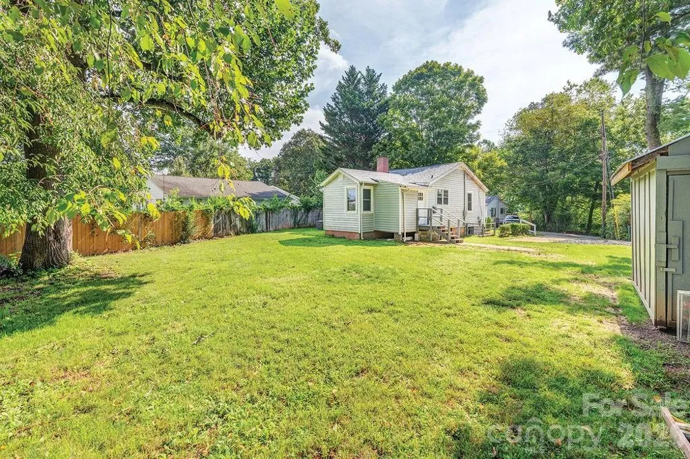 4 La Rue Street Asheville, NC 28806