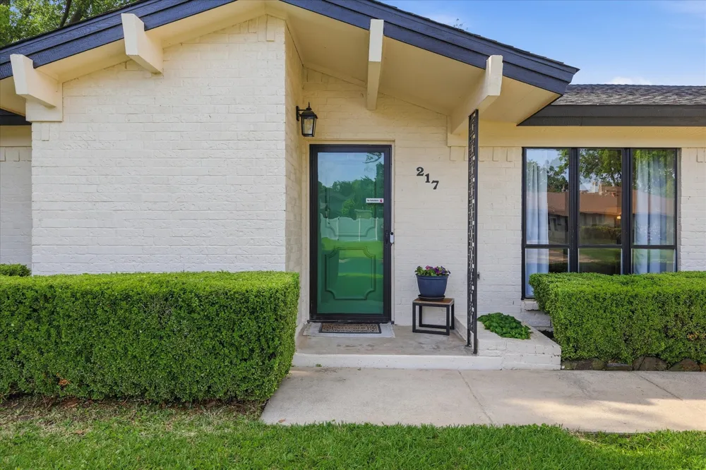 217 E Louella Drive Hurst, TX 76054