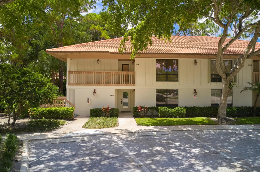 563 Brackenwood Place Palm Beach Gardens, FL 33418