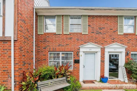 1300 Larchmont Place #303