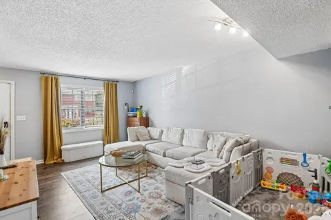1300 Larchmont Place #303