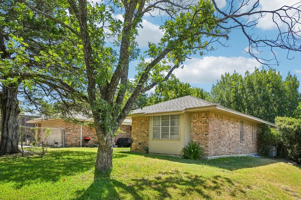 335 Robin Hill Lane Duncanville, TX 75137