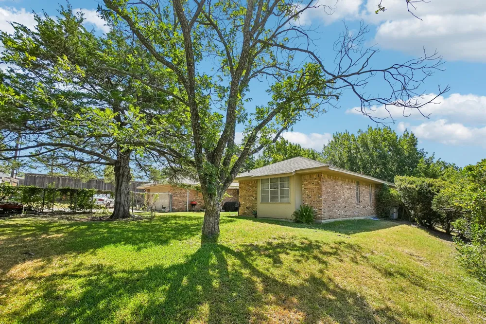 335 Robin Hill Lane Duncanville, TX 75137