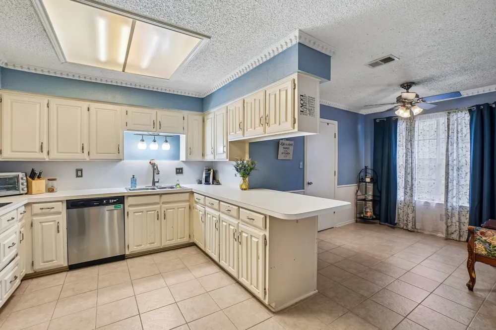 335 Robin Hill Lane Duncanville, TX 75137