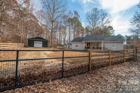 1011 Lester Trail