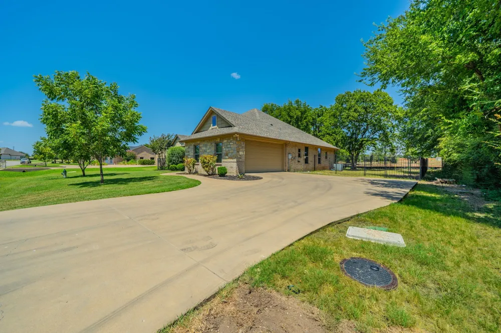 1812 Rockview Drive Granbury, TX 76049