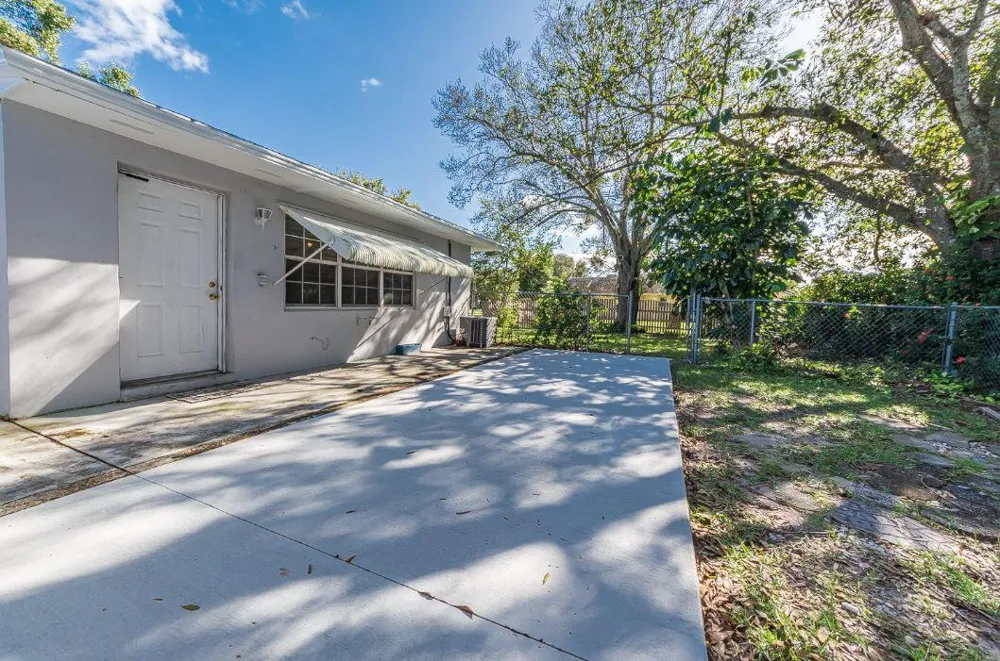 2075 37TH AVENUE #B Vero Beach, FL 32960