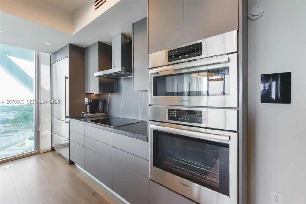 888 Biscayne Blvd #1509 Miami, FL 33132