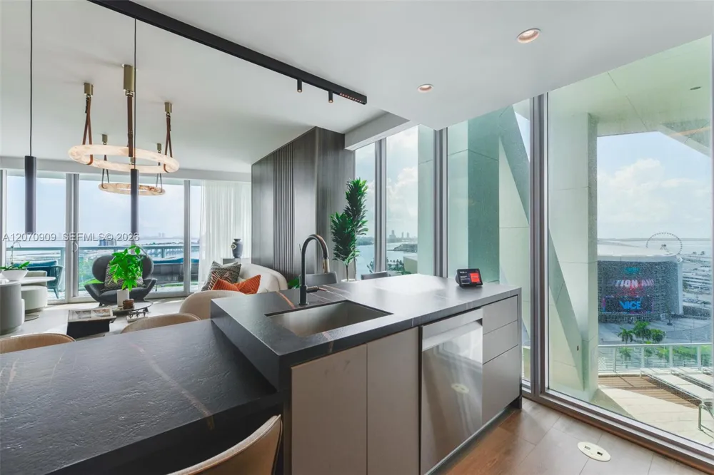 888 Biscayne Blvd #1509 Miami, FL 33132