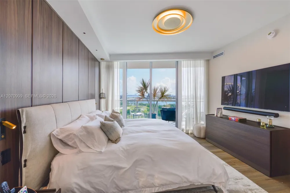 888 Biscayne Blvd #1509 Miami, FL 33132