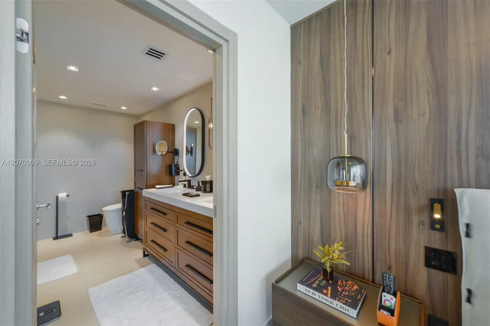 888 Biscayne Blvd #1509 Miami, FL 33132