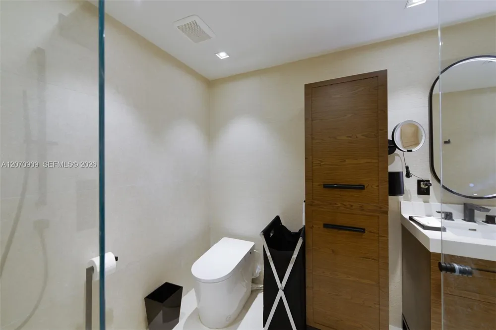888 Biscayne Blvd #1509 Miami, FL 33132