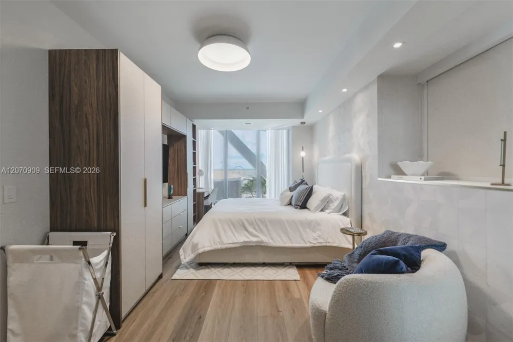 888 Biscayne Blvd #1509 Miami, FL 33132