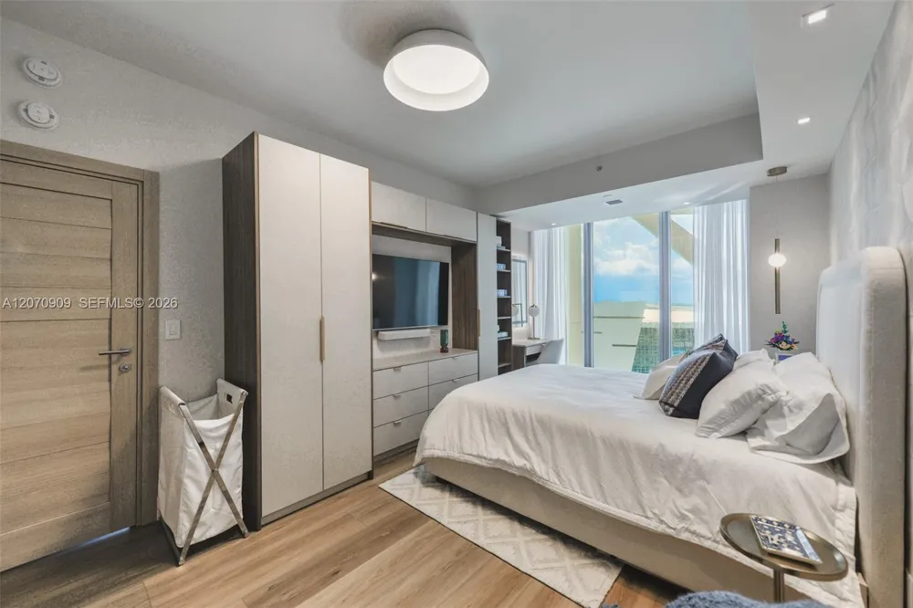 888 Biscayne Blvd #1509 Miami, FL 33132