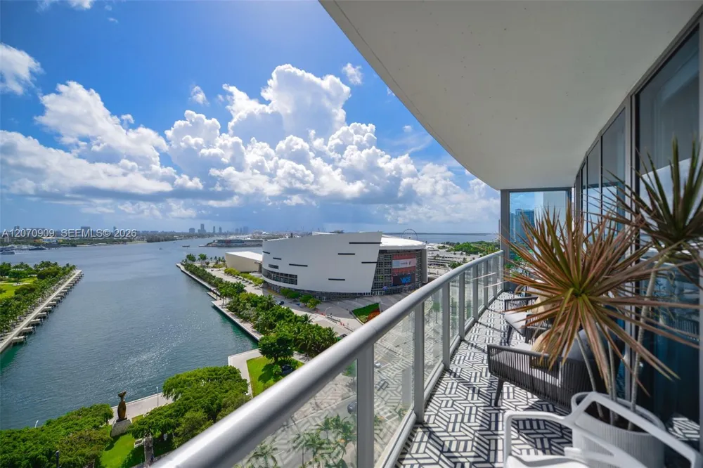888 Biscayne Blvd #1509 Miami, FL 33132