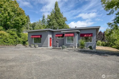 215 W Chenault Avenue