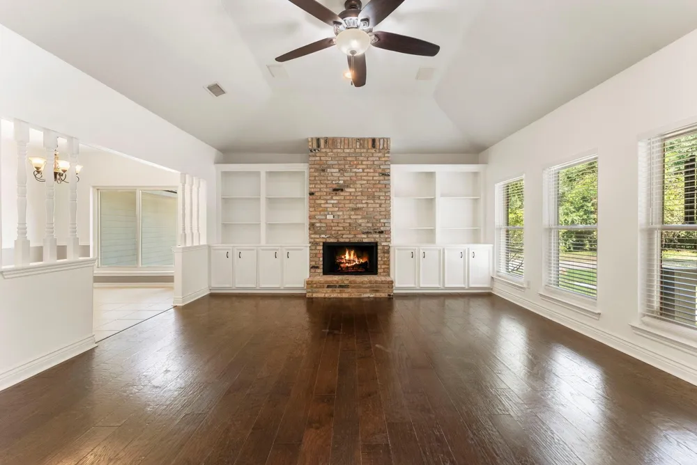 618 W Rollingwood Street Pinehurst, TX 77362