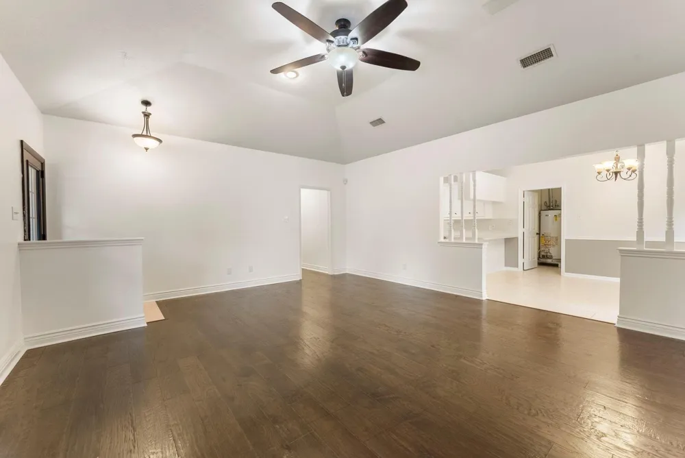 618 W Rollingwood Street Pinehurst, TX 77362