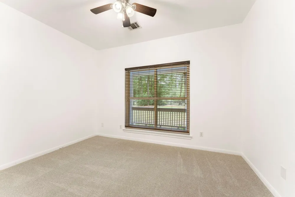 618 W Rollingwood Street Pinehurst, TX 77362