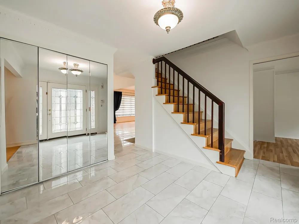 6240 Wynford Drive West Bloomfield Charter Township, MI 48322