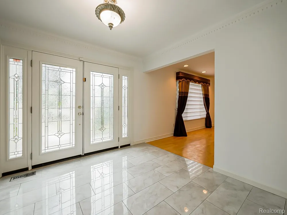 6240 Wynford Drive West Bloomfield Charter Township, MI 48322