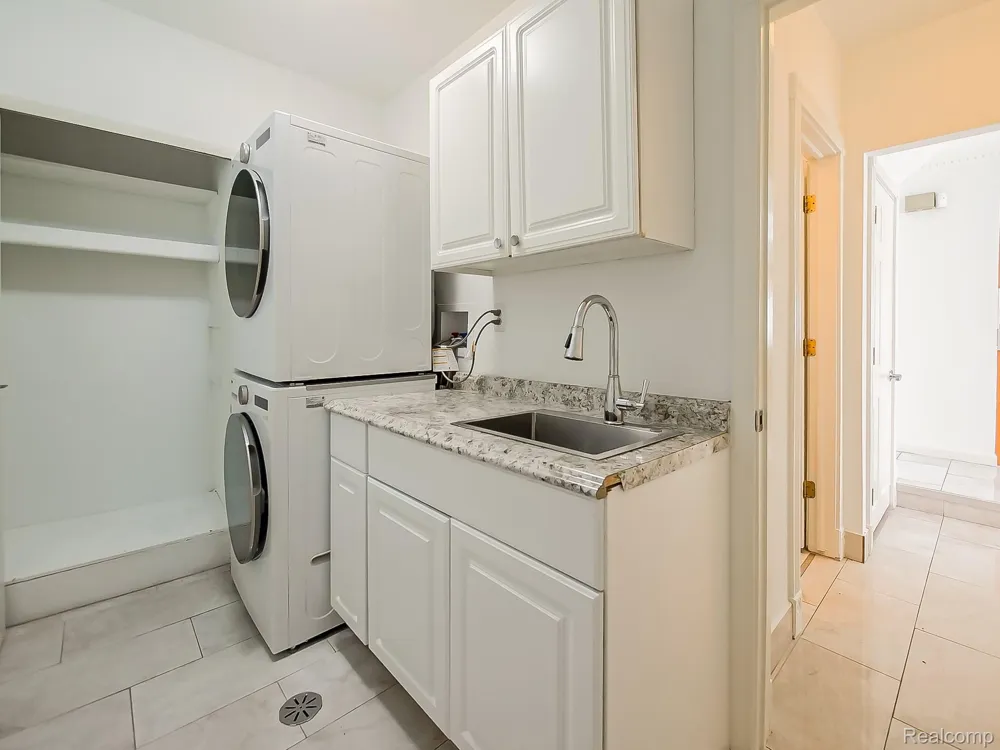 6240 Wynford Drive West Bloomfield Charter Township, MI 48322