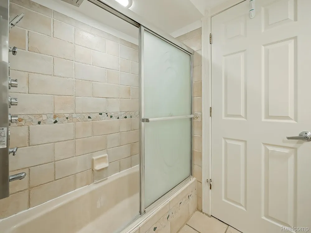 6240 Wynford Drive West Bloomfield Charter Township, MI 48322