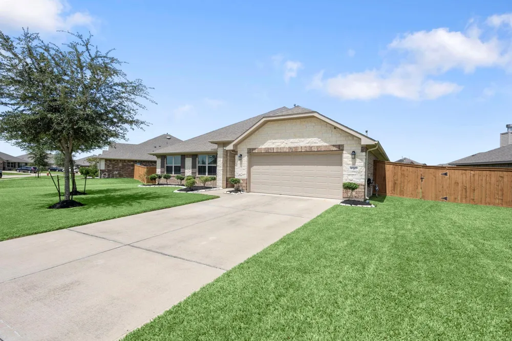 10203 Whitney Reach Drive Rosharon, TX 77583