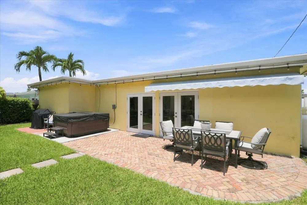 1736 NW 39th Street Oakland Park, FL 33309