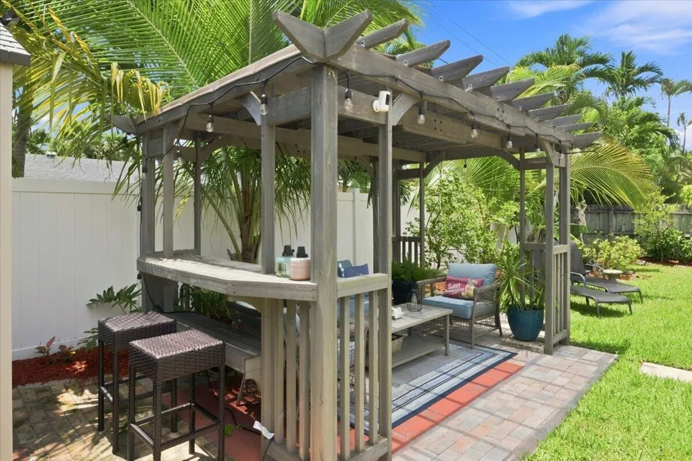 1736 NW 39th Street Oakland Park, FL 33309
