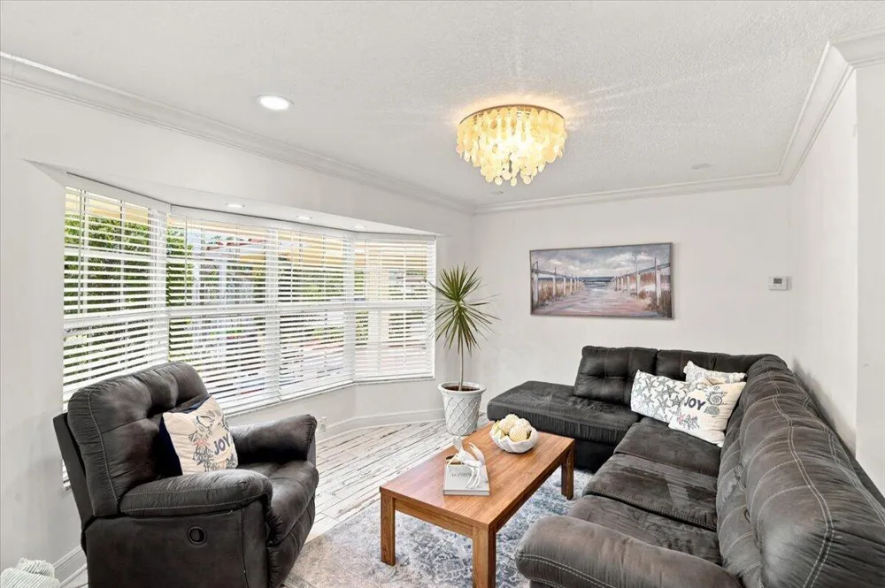 1736 NW 39th Street Oakland Park, FL 33309