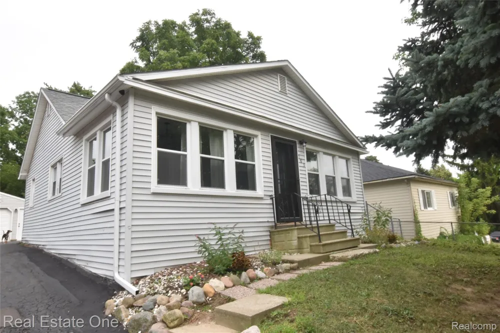 763 S Winding Drive Waterford Charter Township, MI 48328