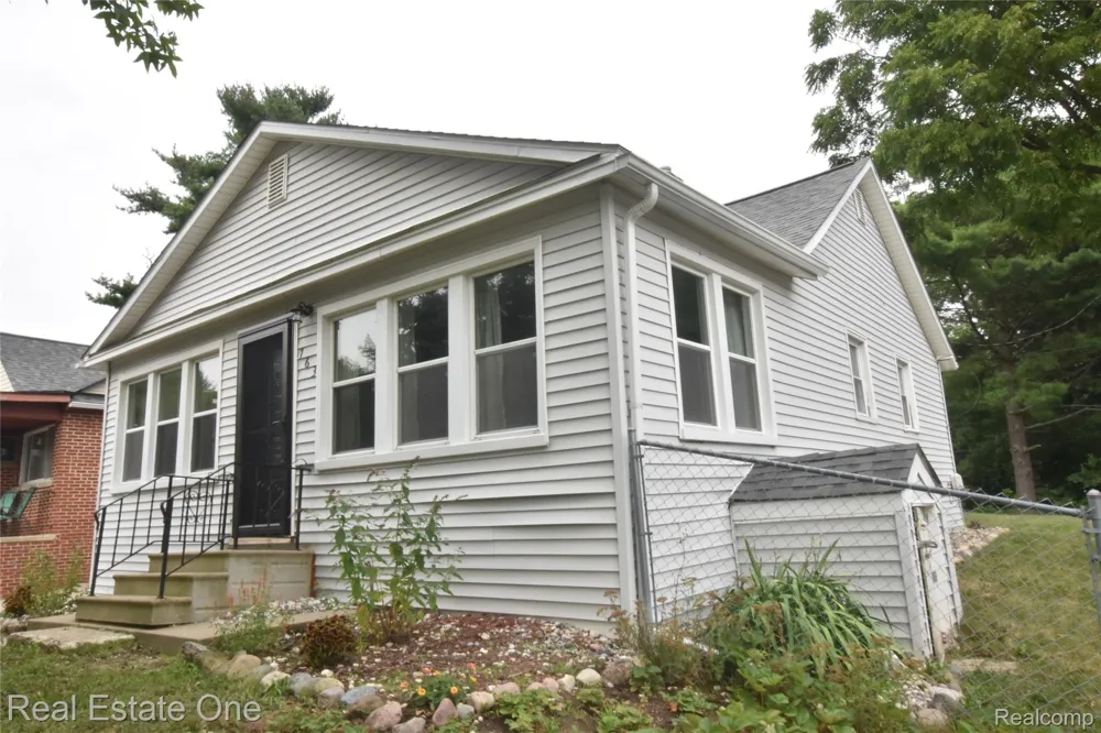 763 S Winding Drive Waterford Charter Township, MI 48328