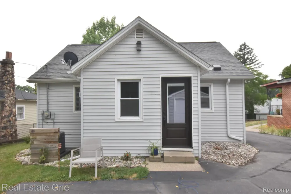 763 S Winding Drive Waterford Charter Township, MI 48328