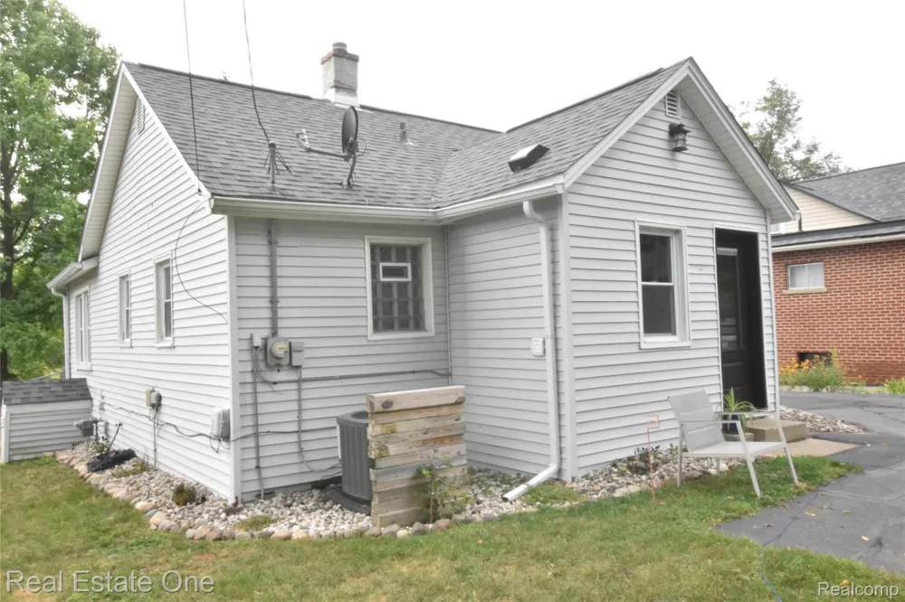 763 S Winding Drive Waterford Charter Township, MI 48328