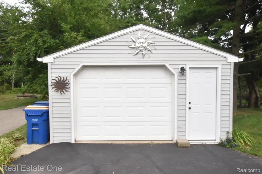 763 S Winding Drive Waterford Charter Township, MI 48328