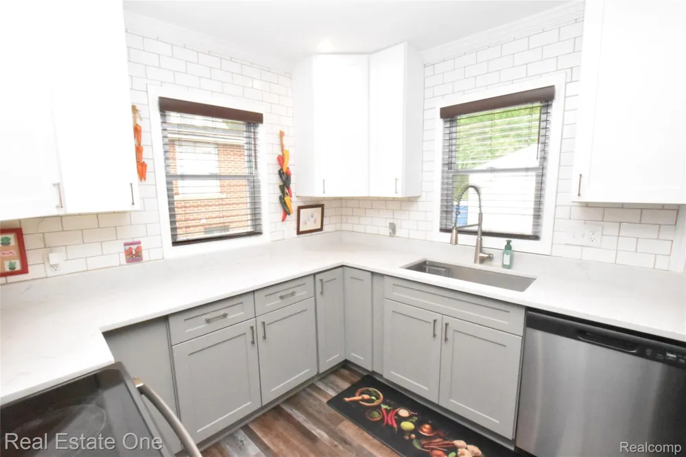 763 S Winding Drive Waterford Charter Township, MI 48328