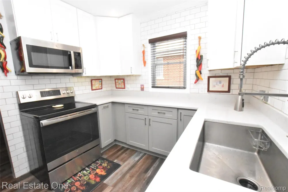 763 S Winding Drive Waterford Charter Township, MI 48328