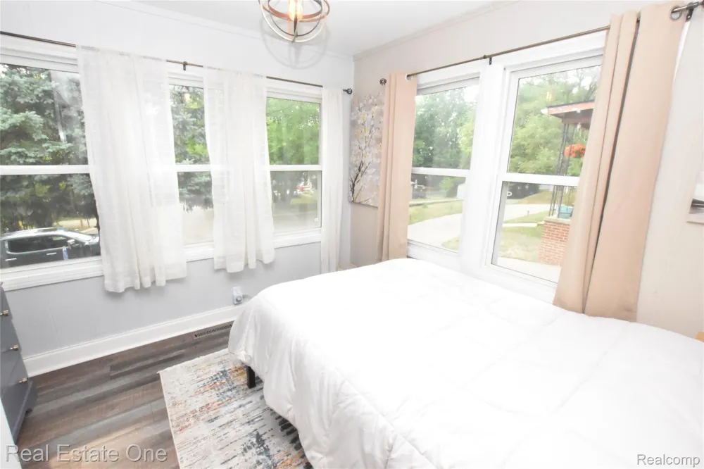 763 S Winding Drive Waterford Charter Township, MI 48328