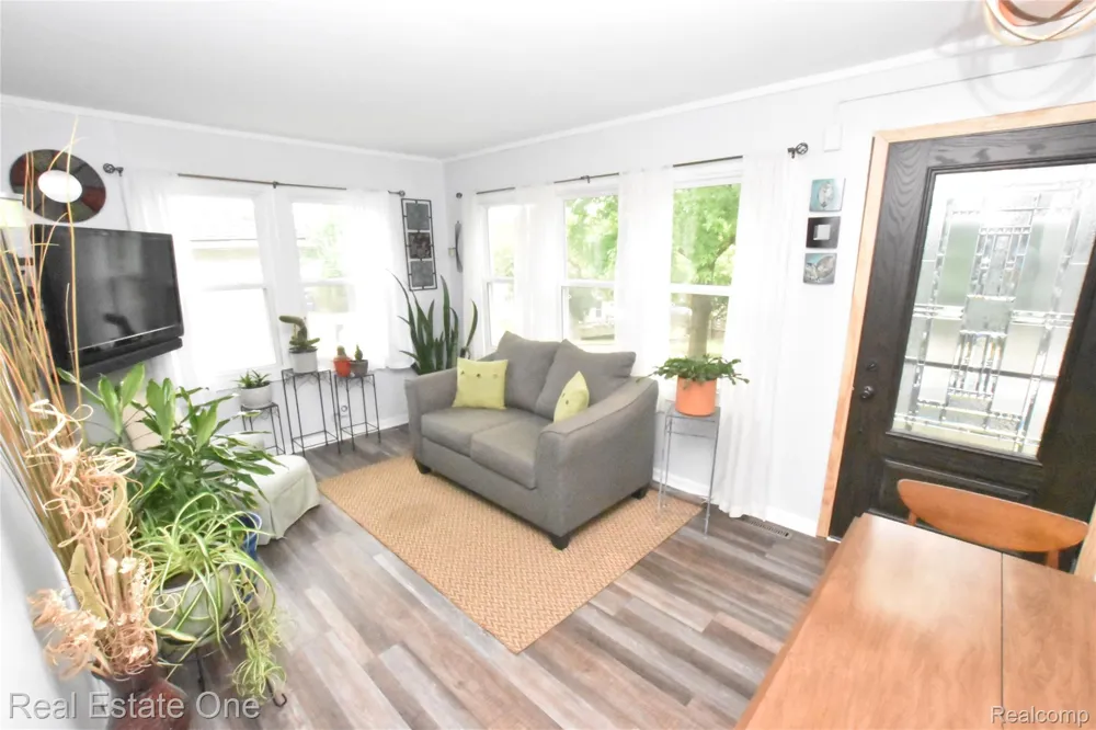 763 S Winding Drive Waterford Charter Township, MI 48328