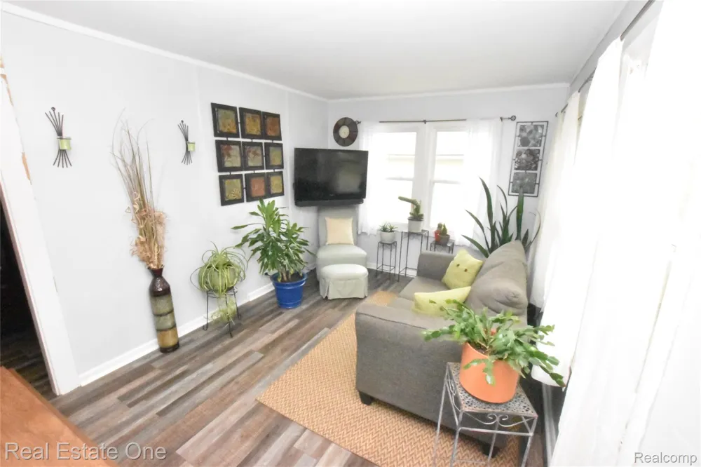 763 S Winding Drive Waterford Charter Township, MI 48328